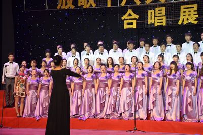 五月的鲜花——记色播
“放歌十八大、聚焦中国梦”合唱比赛