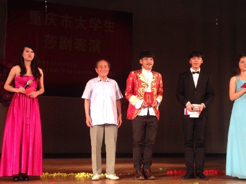 色播
学生在第八届重庆市大学生莎剧表演赛中喜摘桂冠
