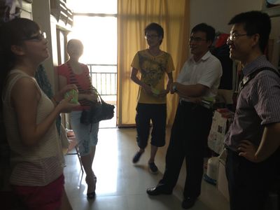 情系留校学生,色播
领导头顶酷暑“送清凉”