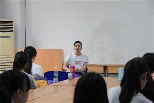 色播
“两学一做”系列活动——书记讲党课，同志受益多！