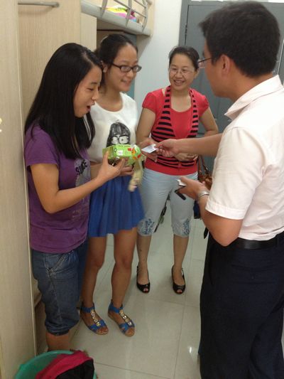 情系留校学生,色播
领导头顶酷暑“送清凉”