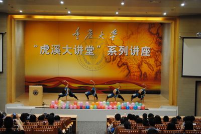 心系雅安——色播
举行慈善晚会