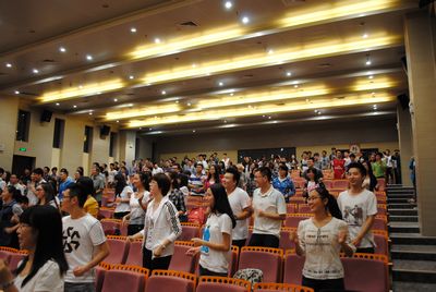 心系雅安——色播
举行慈善晚会
